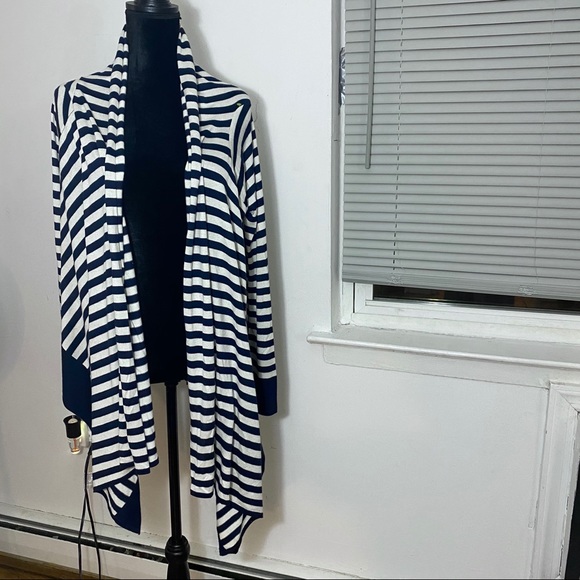 BCBG NAVY AND OFF WHITE CARDIGAN WRAP XS - Picture 1 of 4